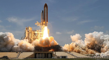 En romferge skytes opp og ut i verdensrommet. Kilde: NASA/pexels.com