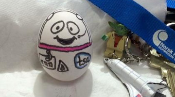 Et egg som er malt om til en astronaut.