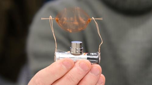 Bilde av et batter med ledning og batteri tilkoblet som sammen utgjør en elektromotor.