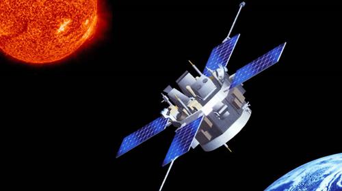 En satellitt i verdensrommet og sola og jorden kan sees i bakgrunnen.