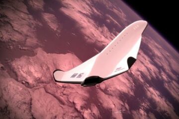 Et fiktivt bilde av et romskip som farer over en planet i bakgrunnen.