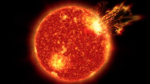 Et nærbilde av solen og at den slynger ut plasma i rommet.