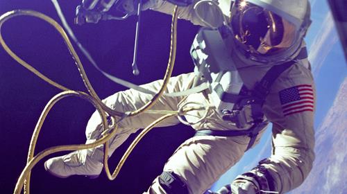 En astronaut som svever ute i verdensrommet med jorden i bakgrunnen.